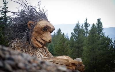 Isak Heartstone by artist Thomas Dambo is 15-foot tall wooden troll sculpture that is easily accessible from downtown Breckenridge