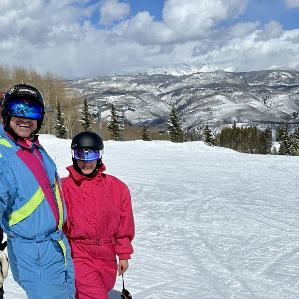 A happy couple on the slopes